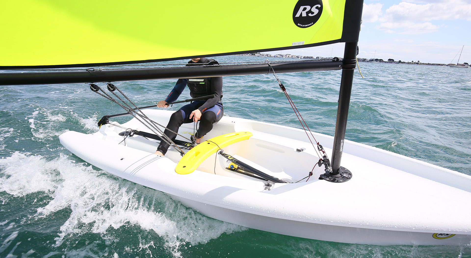 rs zest - new generation compact sailboat with leading