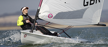 RS Aero – veleiro individual simples, com três opções de tamanho de vela para velejadores jovens e adultos.